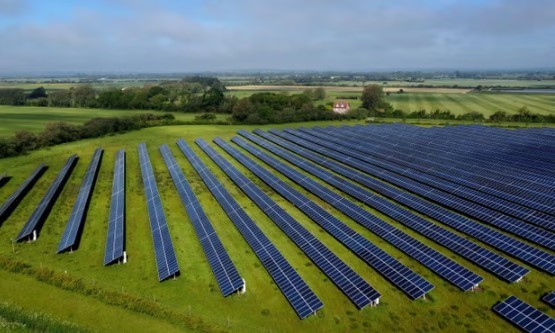 Labour Urged to Overcome Wealthy Opposition to Achieve Net-Zero Goals