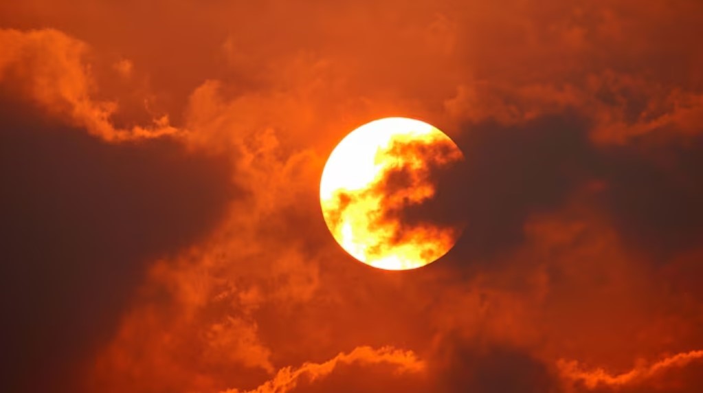 Extreme Heat Forces Changes to Travel Habits and Daily Life Across the Globe